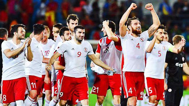 球队在小组赛首场比赛中客场2-1击败了亚美尼亚